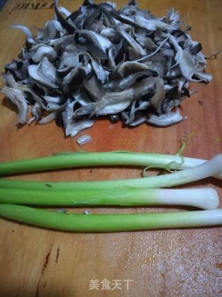 青蒜平菇的做法步骤：1