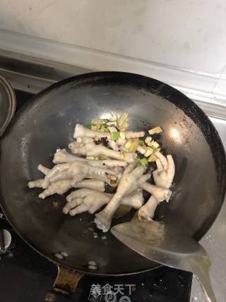 红烧鸡爪的做法步骤：4