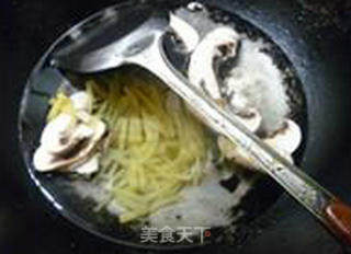 榨菜鲜蘑菇蛋花汤的做法步骤：9