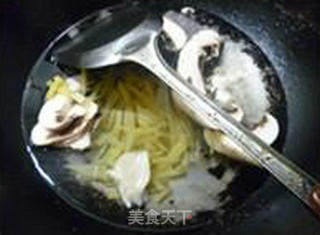 榨菜鲜蘑菇蛋花汤的做法步骤：10