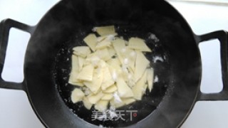 冬笋烧咸鱼的做法步骤：2