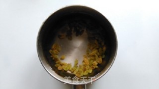 葡萄干烧小圆子的做法步骤：2