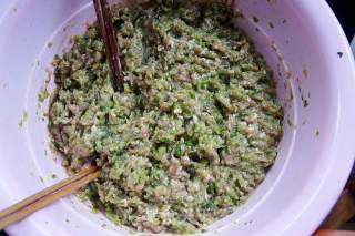 芹菜猪肉馅水饺的做法步骤：1