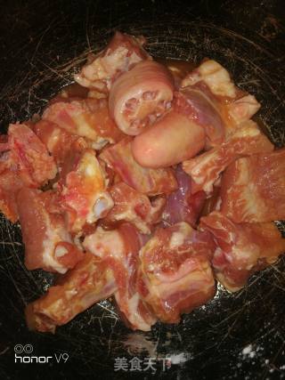 *团圆饭*红烧排骨焖土豆的做法步骤：2