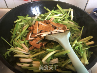 水芹炒香干的做法步骤：5