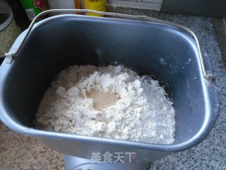 蛋黄方面包的做法步骤：2