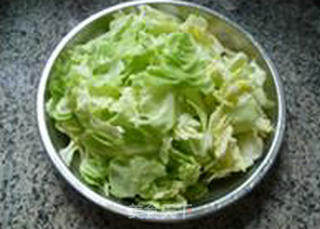 瘦肉片圆白菜炒胡萝卜面疙瘩的做法步骤：2