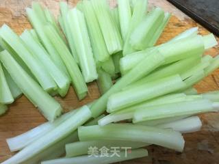 清炒西芹的做法步骤：1