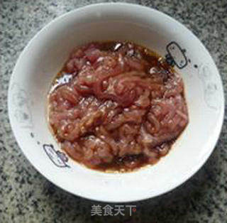 瘦肉丝带豆炒面的做法步骤：5