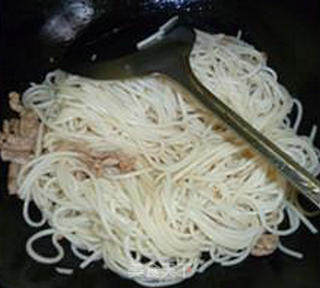 瘦肉丝带豆炒面的做法步骤：8