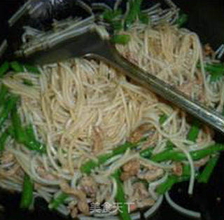 瘦肉丝带豆炒面的做法步骤：10