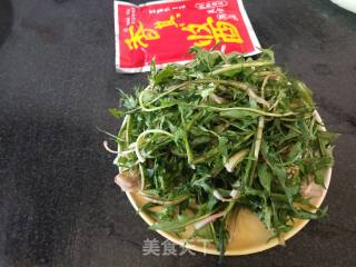 团圆饭~蒲公英蘸酱菜的做法步骤：1