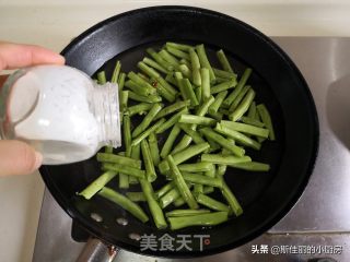 腊鱼炒四季豆的做法步骤：2