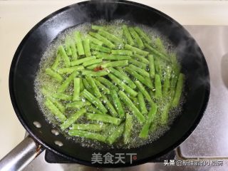 腊鱼炒四季豆的做法步骤：3