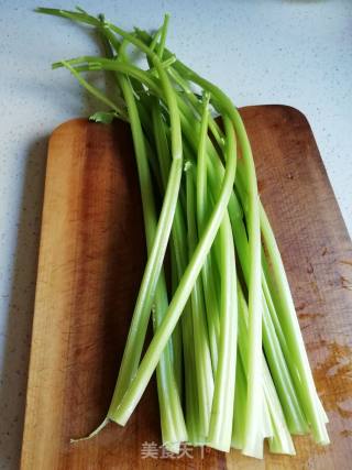 芹菜炒土豆丝的做法步骤：1