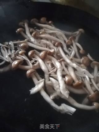 青蒜蟹味菇的做法步骤：1