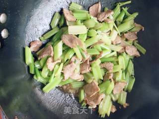 芹菜炒肉片的做法步骤：6