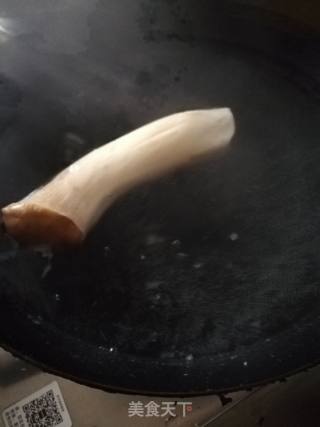 莴笋叶炒杏鲍菇的做法步骤：1