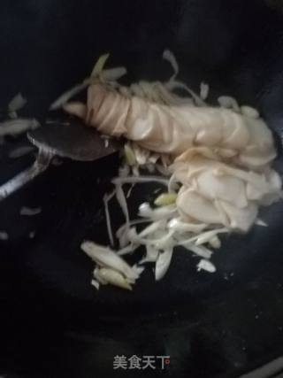 莴笋叶炒杏鲍菇的做法步骤：4