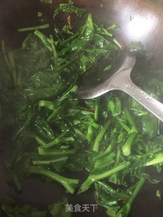 素炒油菜条的做法步骤：4