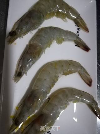 生煎大虾的做法步骤：1