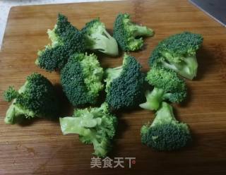 水煮绿菜花的做法步骤：1