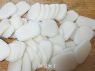 年糕鱼丸菠菜汤的做法步骤：2