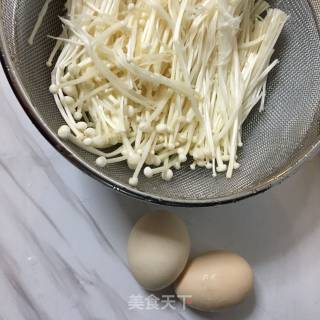 鸡蛋焖金针菇的做法步骤：1