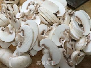 蘑菇青豆的做法步骤：2