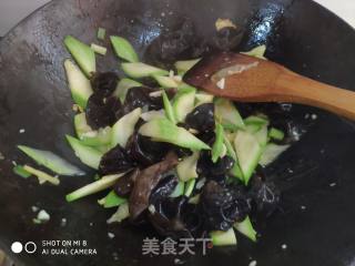 角瓜木耳炒鸡蛋的做法步骤：9