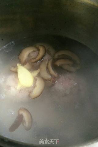 肉丸汤年糕的做法步骤：7