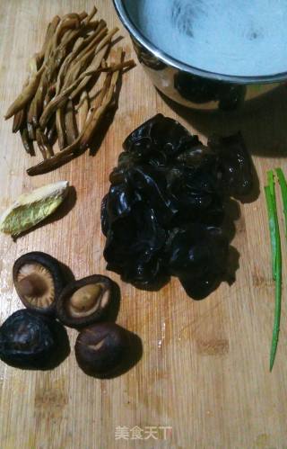 蛋卷肉丸粉丝汤的做法步骤：1
