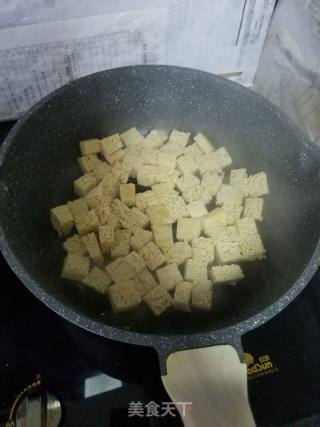 鹌鹑蛋煎冻豆腐的做法步骤：3