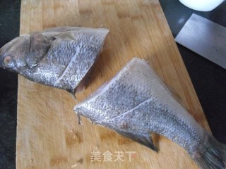 红烧鲈鱼的做法步骤：2