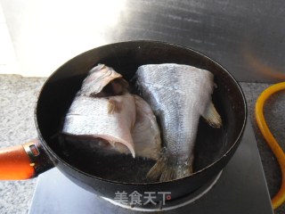 红烧鲈鱼的做法步骤：3