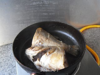 红烧鲈鱼的做法步骤：4