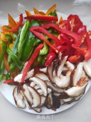 懒人必备快手菜-彩椒炒香菇的做法步骤：1