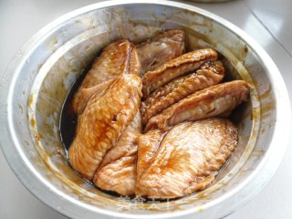 胡椒酱焖鸡翅的做法步骤：6