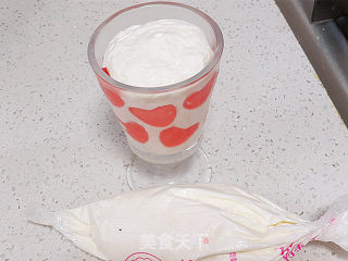 爱心满满滴~【草莓酸奶慕斯杯】的做法步骤：10