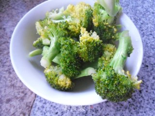 胡萝卜烧西兰花的做法步骤：4