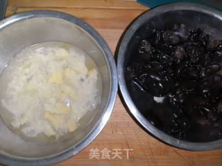 双耳炒芹菜的做法步骤：2