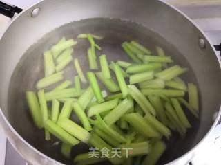 双耳炒芹菜的做法步骤：3