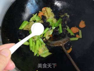 双耳炒芹菜的做法步骤：11