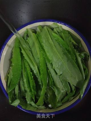 清炒油麦菜的做法步骤：2