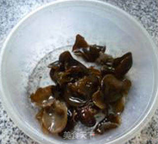 黑木耳素炒大白菜的做法步骤：3