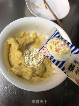 咸蛋黄沙拉土豆球的做法步骤：4