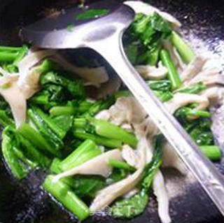 平菇炒油菜蕻的做法步骤：8