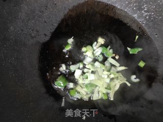 蒜苔肉丝新吃法甜面酱代替酱油，这样做出来蒜苔炒肉丝好吃的直接舔盘的做法步骤：3