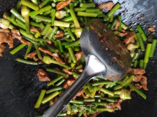 蒜苔肉丝新吃法甜面酱代替酱油，这样做出来蒜苔炒肉丝好吃的直接舔盘的做法步骤：5