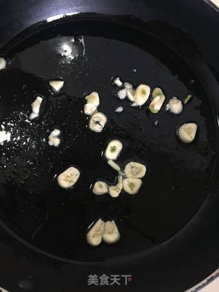卷心菜黑木耳炒蒜苗的做法步骤：3